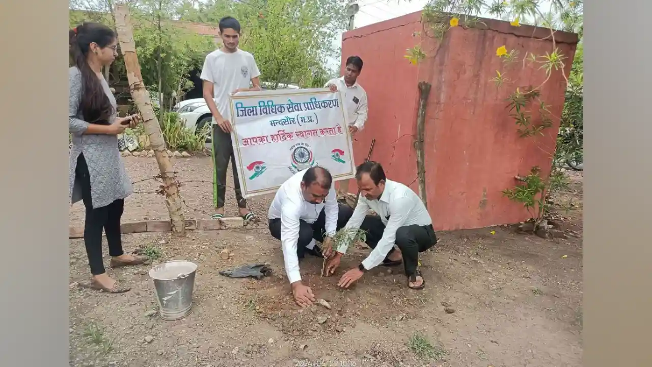 साक्षरता शिविर पश्चात पौधारोपण किया गया
