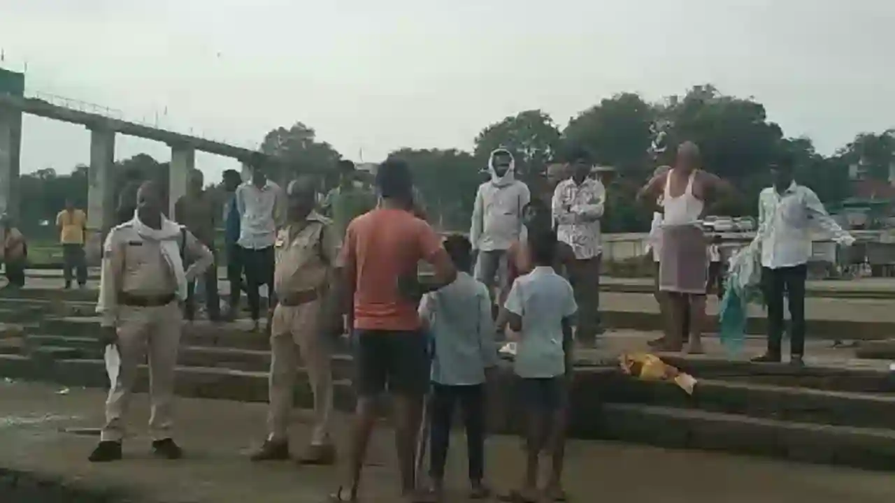 मोरटक्का खेड़ी घाट में नर्मदा नदी में मिला युवक का शव।