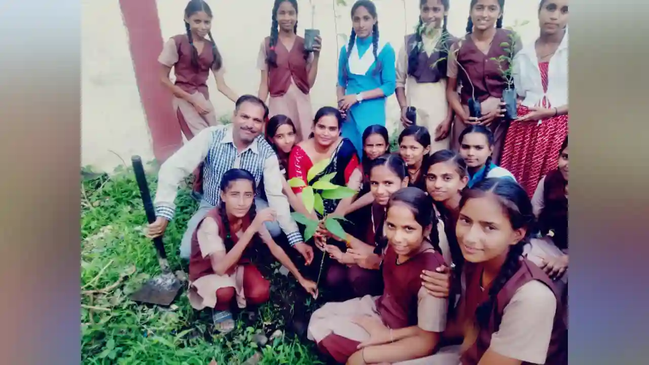 शासकीय हाई स्कूल ढिकोला में विद्यार्थियों तथा शिक्षकों ने मिलकर किया पौधारोपण