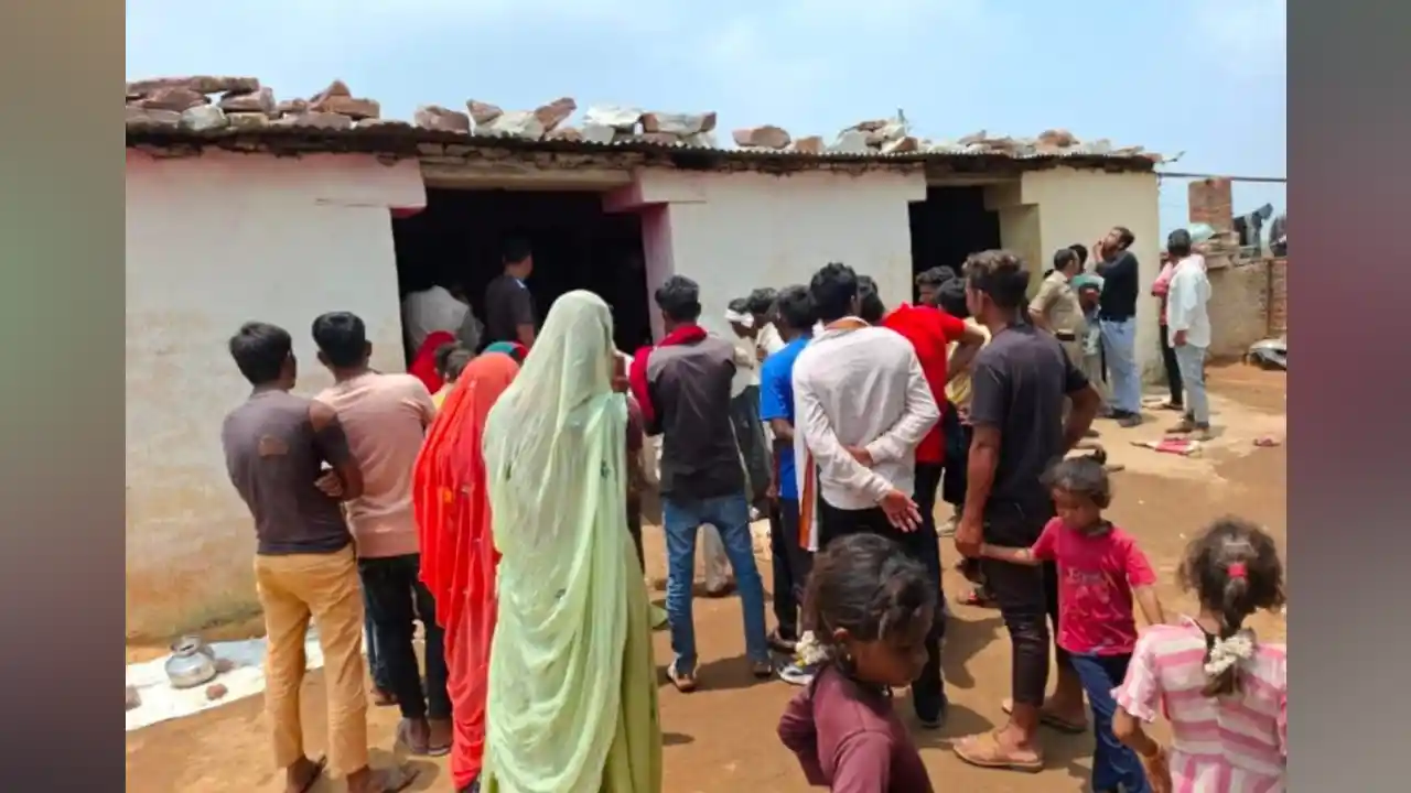 डीकेन चौकी क्षेत्र के एक गांव में महीला ने अज्ञात कारणों के चलते अपने घर पर फांसी लगाकर आत्महत्या कर ली