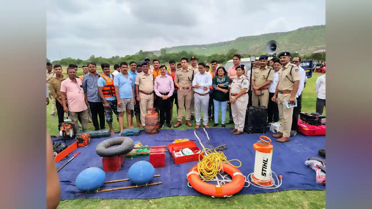 गांधी सागर जलाशय के किनारे एसडीआरएफ होमगार्ड द्वारा बाढ़ राहत एवं आपदा प्रबंधन मॉक ड्रिल