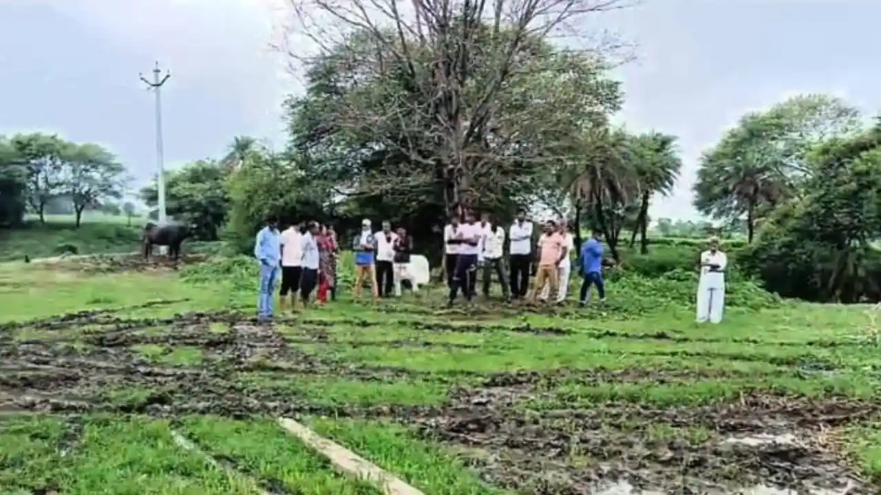 खेल मैदान से अतिक्रमण हटाकर विद्यालय को सौंपा कब्जा