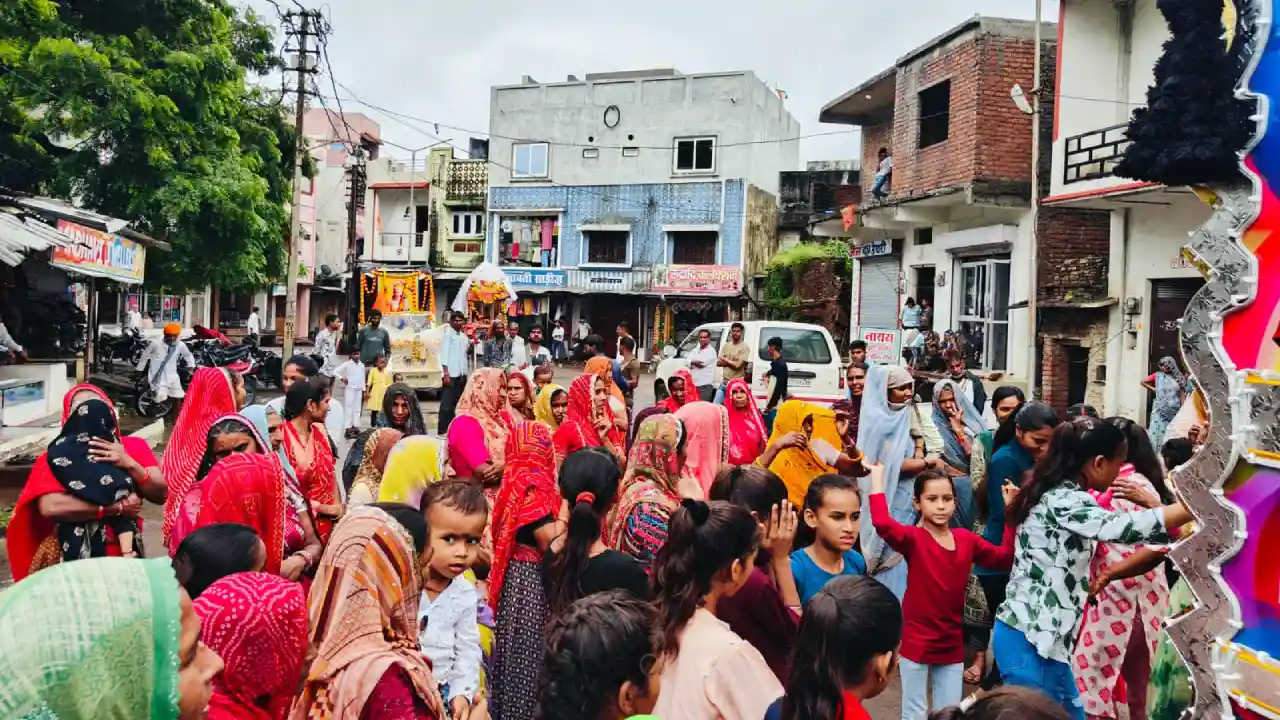 धरणीधर भगवान का जन्मोत्सव धूमधाम से मनाया, निकाली शोभायात्रा