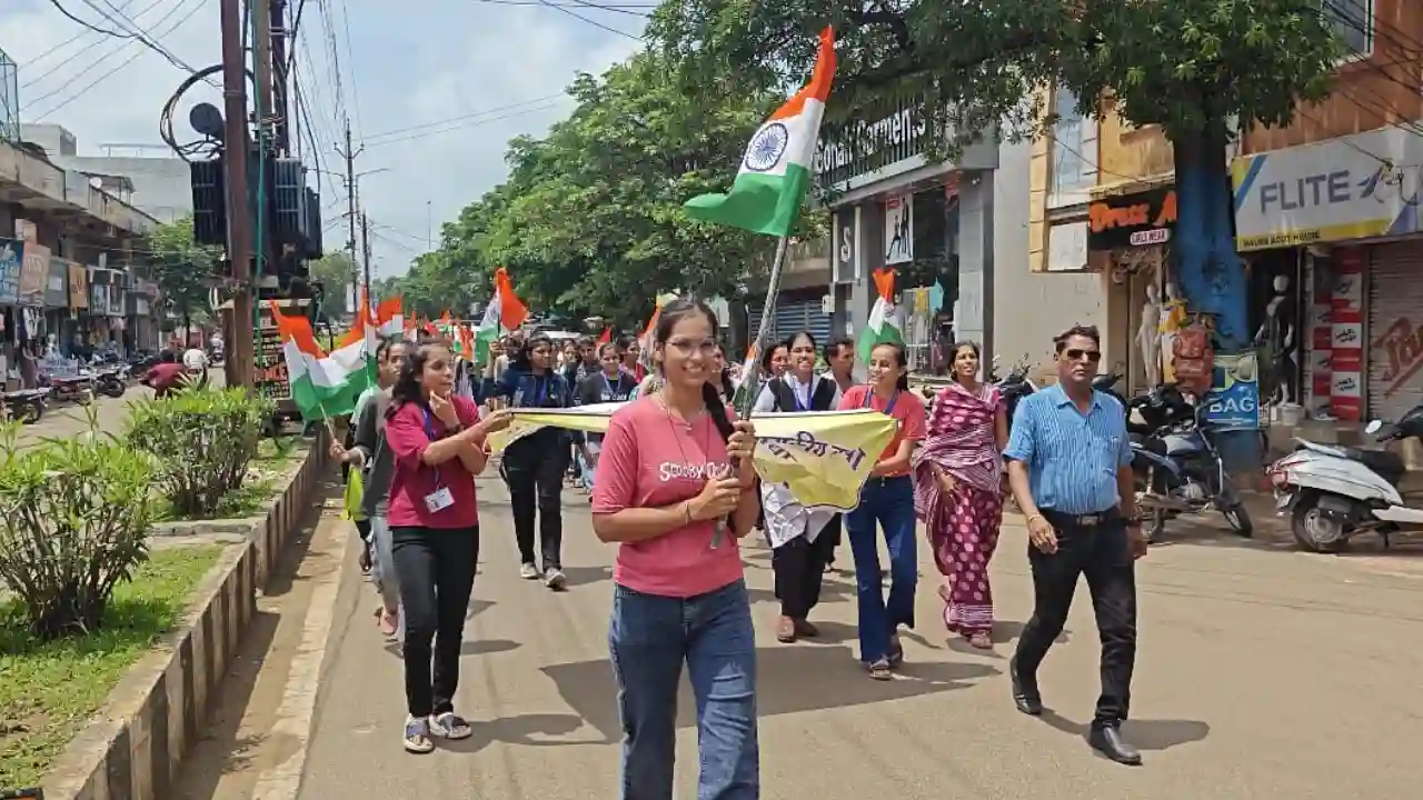 हर घर तिरंगा अभियान को लेकर जाजू कन्या महाविद्यालय के छात्राओं ने निकाली जागरूकता रैली।