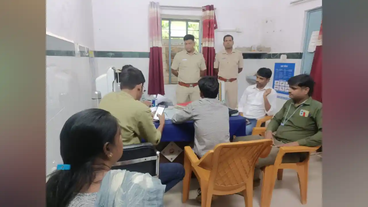 रात्रि में बिना बताए स्टाफ हुआ गैरहाजिर, लापरवाही पर दो स्टाफ को सीएमएचओ डाॅ मीणा ने किया एपीओ