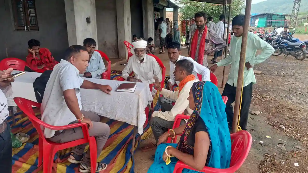 लेबर हेल्पलाइन द्वारा सहायता शिविर का आयोजन किया गया