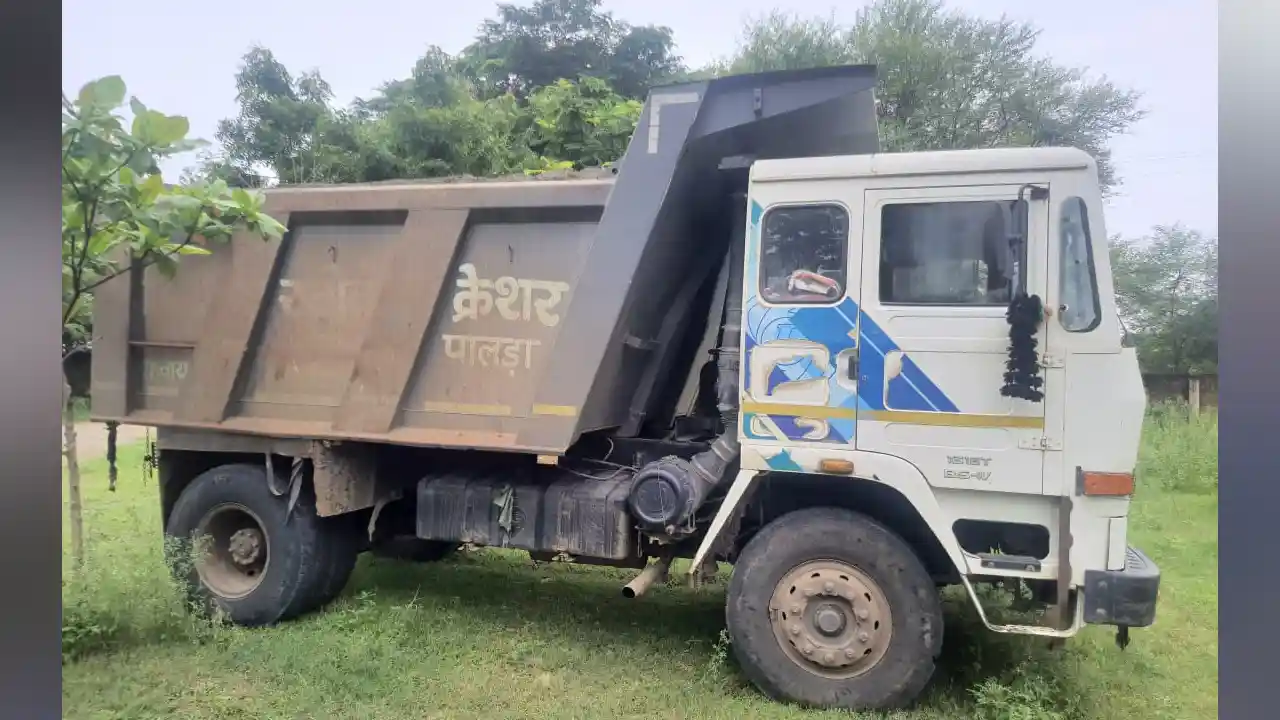 खनिज विभाग ने की कार्यवाही तीन डम्‍पर जप्‍त