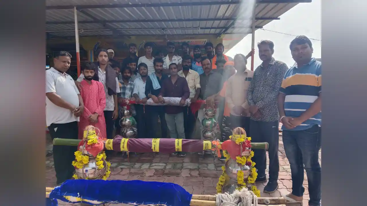 सुंखानंद घाम से चलकर आने वाली कांवड़ यात्रा का श्री राधा कृष्ण मंदिर यादव मंडी पर हुआ जल अभिषेक।