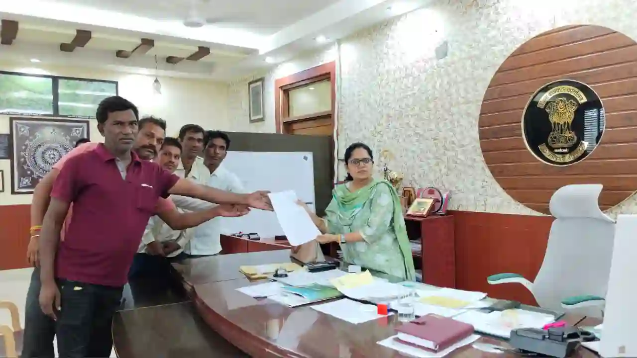 बाईपास में अवप्त हो रही भुमि का मुआवजा नही मिलने पर सौंपा ज्ञापन ग्रामीणों ने अवाप्त भूमी की राशि नही मिलने पर आन्दोलन की दी चैतावनी