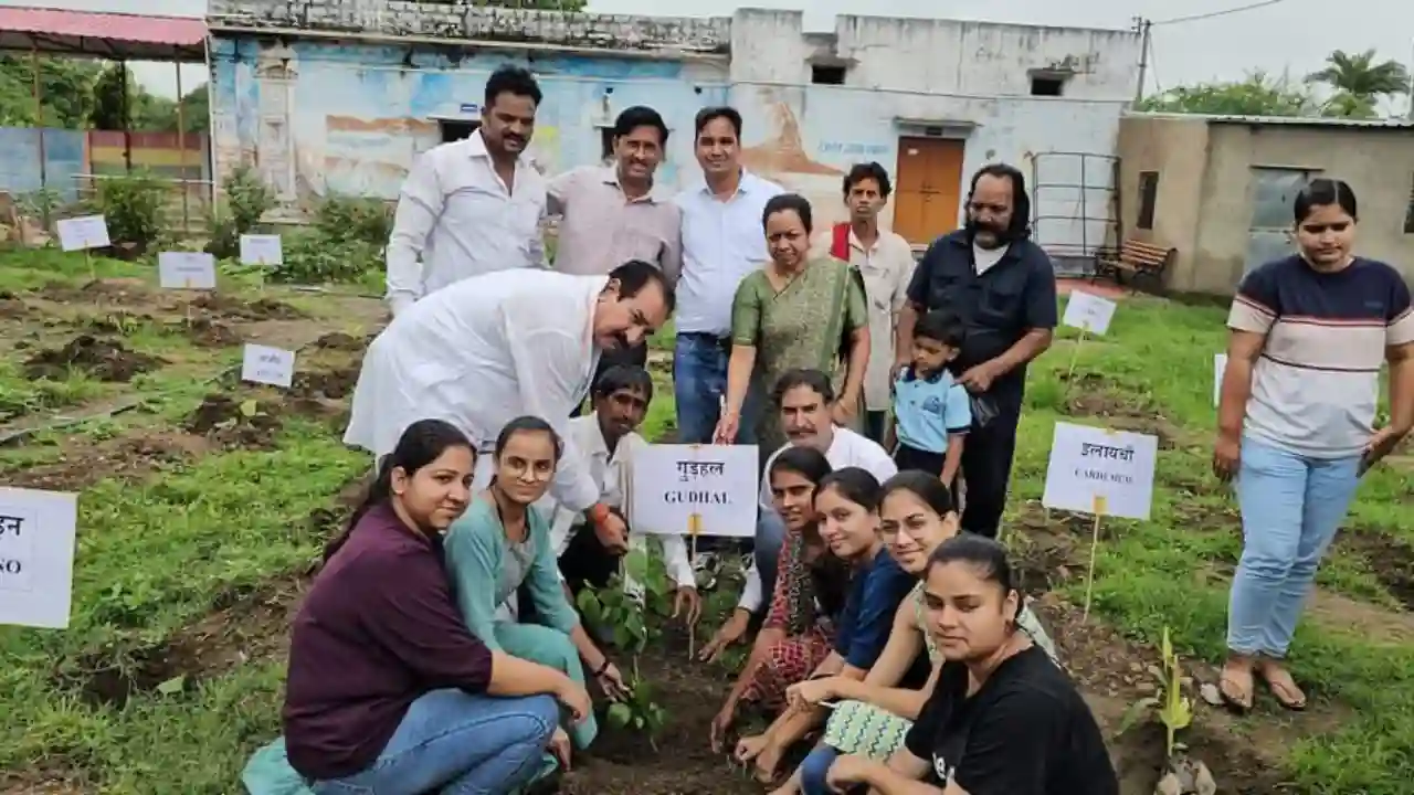 जाजू कन्या महाविद्यालय द्वारा आरोग्य औषधि-वाटिका में 40 औषधीय प्रजातियों के 100 पौधे स्थापित किए।