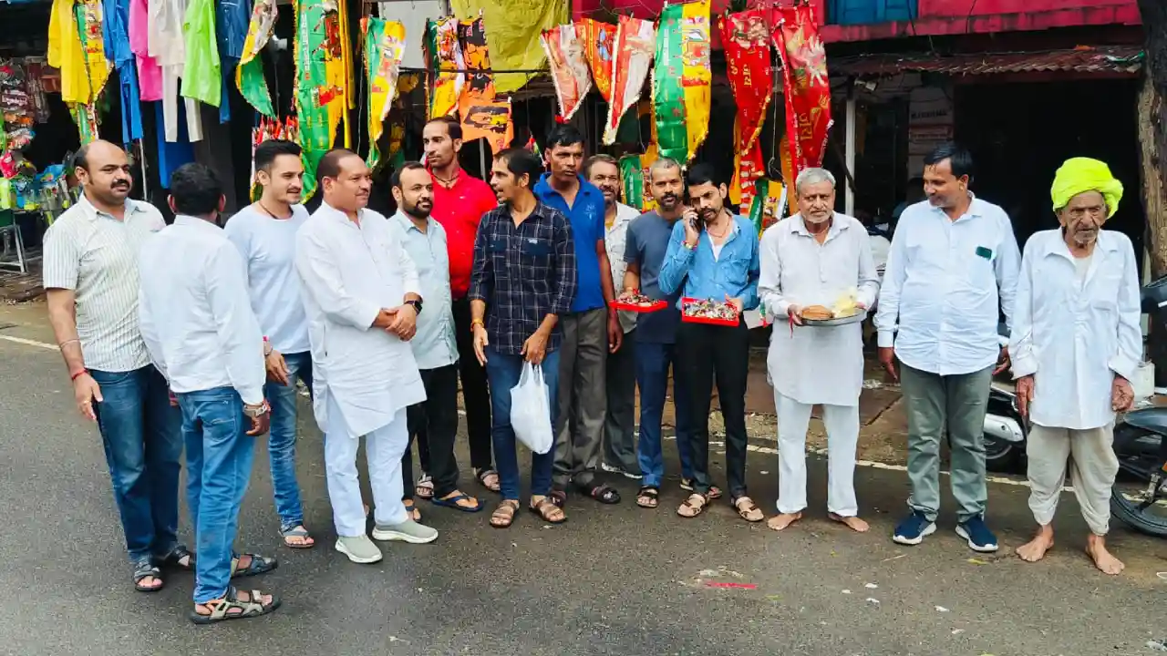 भगवान धरणीधर के जुलूस का कांग्रेस कार्यकर्ताओ ने किया स्वागत
