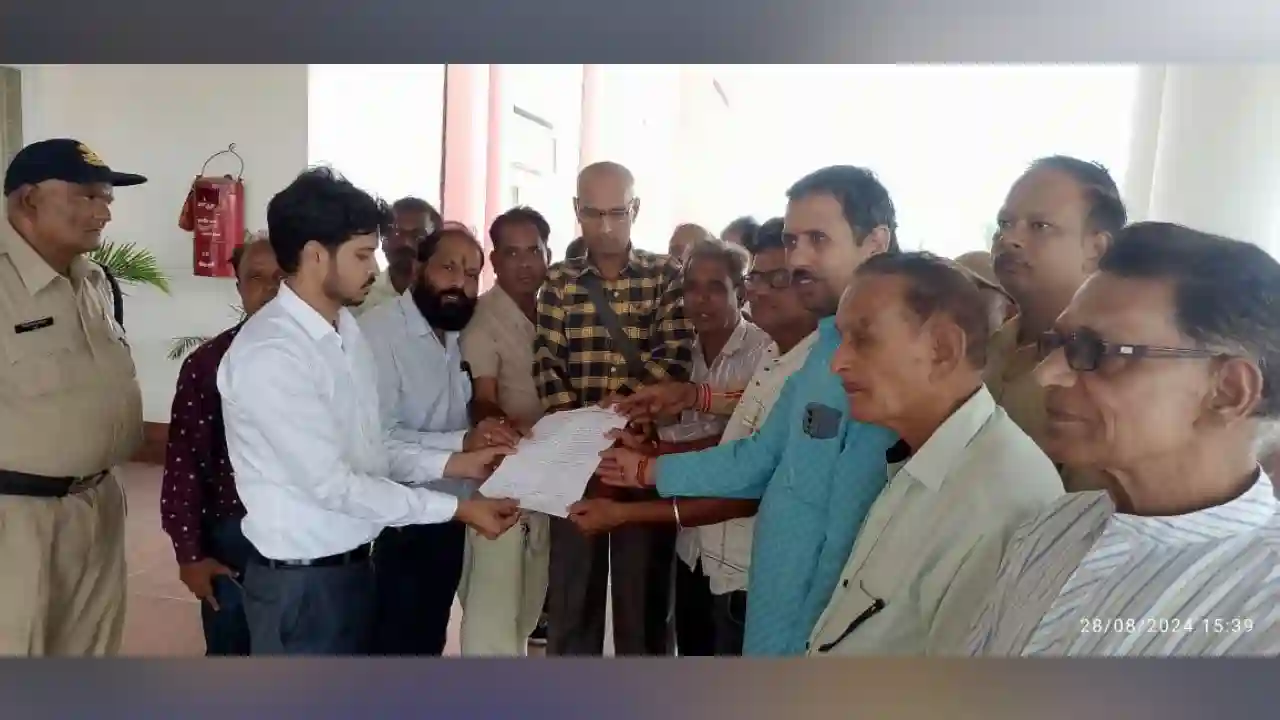 मंदसौर कलेक्टर को महासभा मंदसौर ने श्रीमती सीमा  हरगौड के एलटीटी ऑपरेशन में हुई लापरवाही के विरुद्ध ज्ञापन दिया।