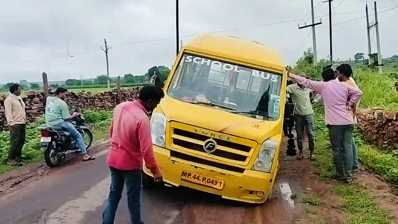 जाट क्षेत्र के श्रीपुरा चौराहे के नजदीक बच्चों से भरी हुई स्कूल बस रोड़ किनारे जमीन मे धसीं,बड़ा हादसा होते होते बचा
