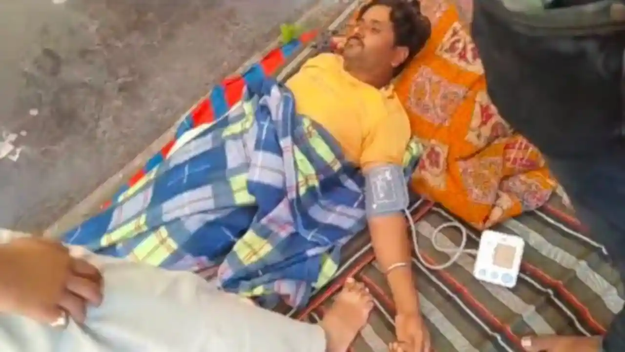 अत्रि बुजुर्ग पटवारी के भारी भ्रष्टाचार से परेशान होकर ग्रामीण बैठे 3 दिन से भूख हड़ताल पर कई लोगों की तबीयत बिगड़ी लेकिन प्रशासन मोन