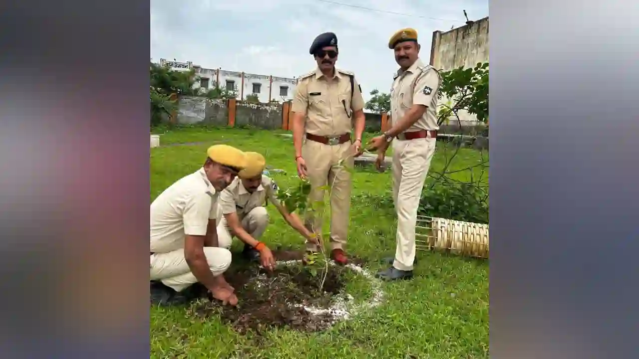 गृह रक्षा प्रशिक्षण केंद्र में किया वृक्षारोपण