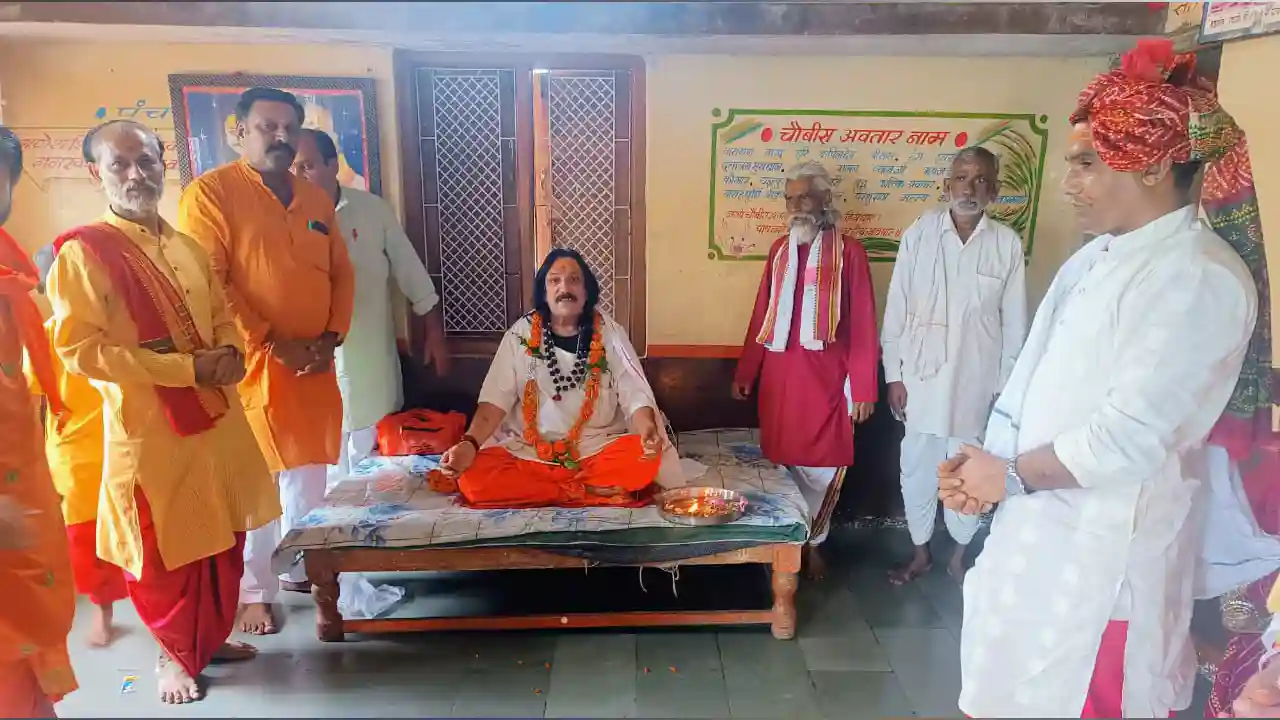 मालवा स्वामी पं.श्रीकृष्ण वल्लभ शास्त्री बिजेश्वर महादेव मंदिर बिजवाड मे आसन पर विराजमान हुए  