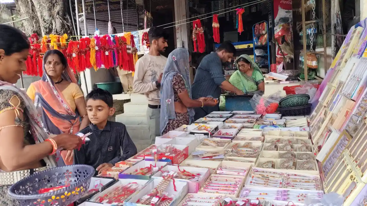 रक्षाबंधन को लेकर मोरवन में सजा बाजार, डायमंड राखी की बढ़ी डिमांड लोगो में काफी उत्साह
