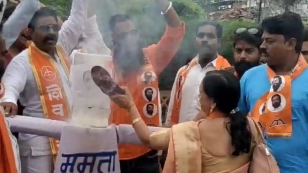 शिव सैनिको ने किया गांधी चौहारा के सामने पुलताघाट पर ममता बेनर्जी का पुतला दहन किया शिव सैनिको ने किया गांधी चौहारा के सामने पुलताघाट पर ममता बेनर्जी का पुतला दहन किया