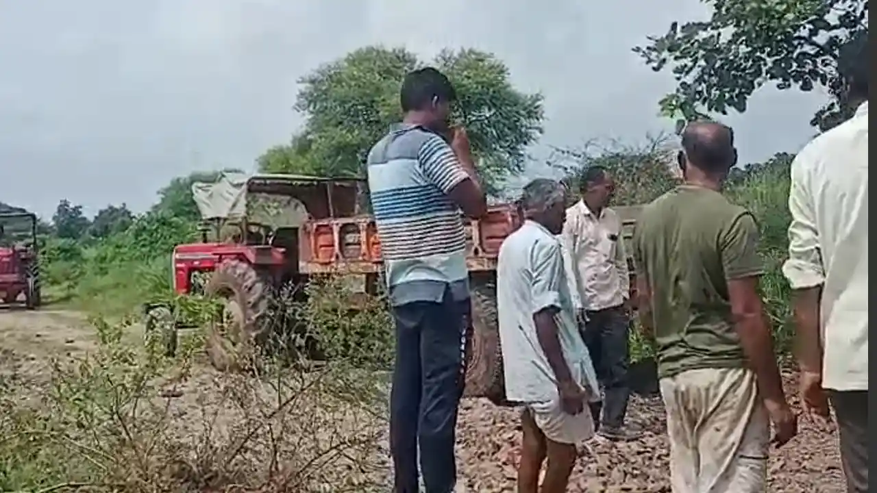 किसानों ने जन सहयोग से बना डाली तीन किलोमीटर की सड़क