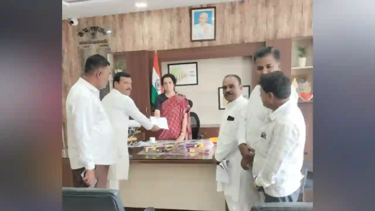 कम बारिश से चिंता व नीलगाय की समस्या को लेकर कलेक्टर अदिति गर्ग से मिला ब्लॉक कांग्रेस मल्हारगढ़ का प्रतिनिधि मंडल।