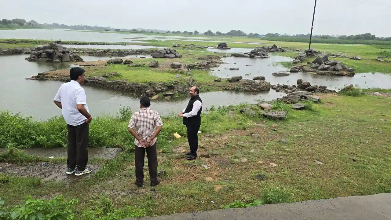 विधायक श्री विपिन जैन ने शहर कांग्रेस अध्यक्ष डॉ राघवेंद्रसिंह तोमर के साथ तेलिया तालाब का किया निरीक्षण