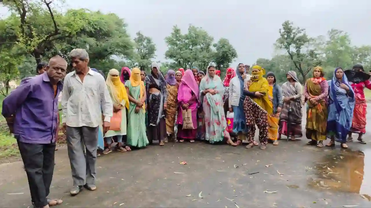 प्रतापगढ़ जिले के बॉसवाड़ा रोड़ पीजी कॉलेज मे नरेगा कार्यत मे महिलाओ नें आप्सेंड को लेकर किया हंगामा प्रतापगढ़ जिले के बॉसवाड़ा रोड़ पीजी कॉलेज मे नरेगा कार्यत मे महिलाओ नें आप्सेंड को लेकर किया हंगामा