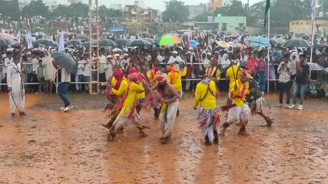 सुखाड़िया स्टेडियम में आदिवासियों ने मनाया विश्व आदिवासी दिवस