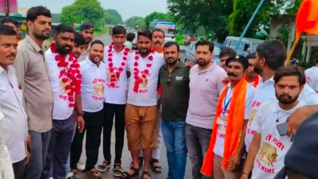 नीमच पिपलिया मंडी से निकली गौ पद यात्रा का जगह पर हो रहा है जोरदार स्वागत
