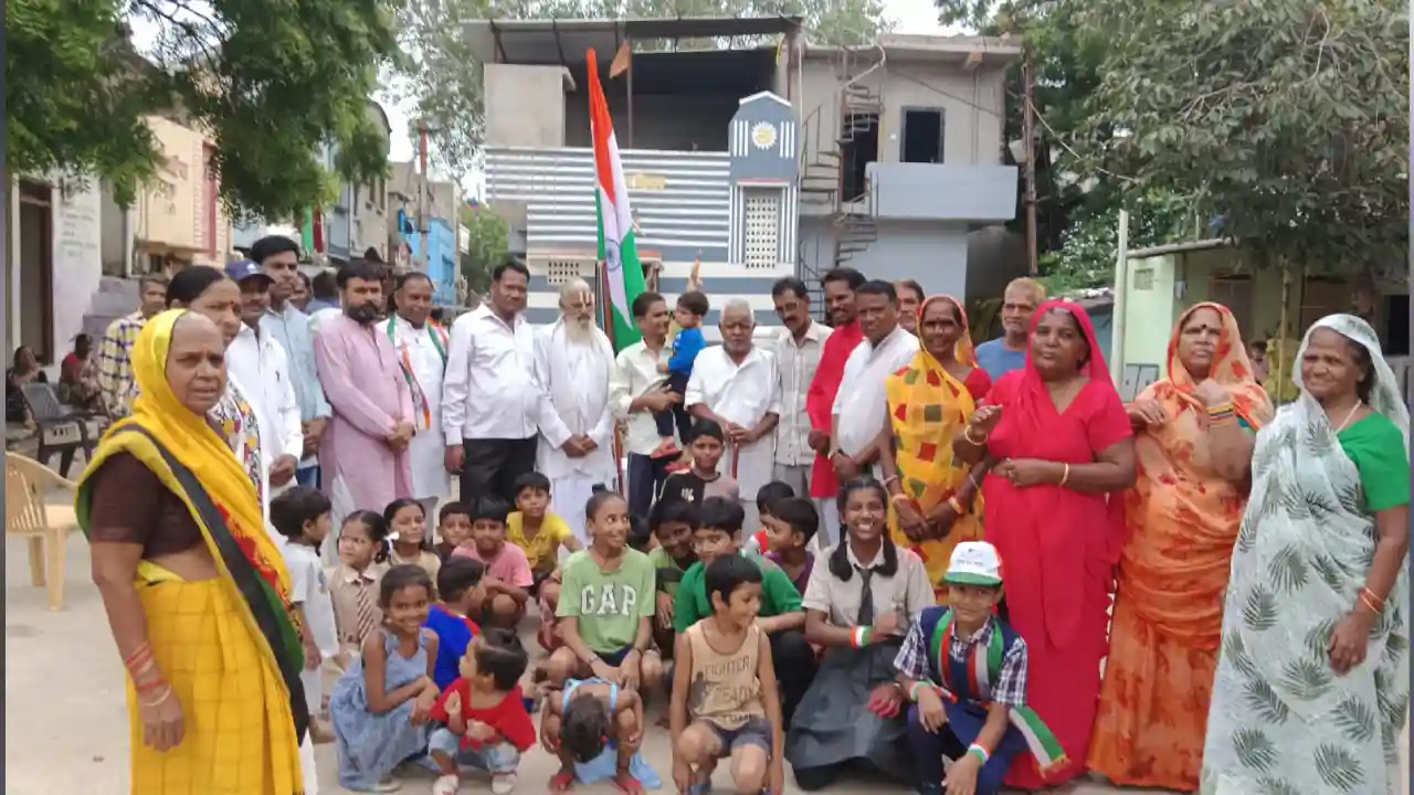 कल्याण कमलमय समर्थक समिति ने किया विनोबागंज वार्ड क्रं.15 में ध्वजारोहण