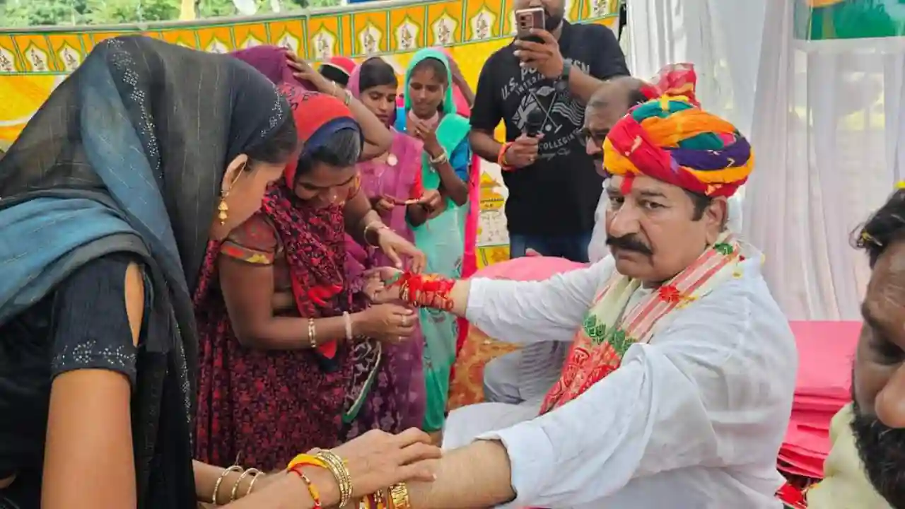 नवाचार – गौ सेवार्थ जिनके उठें हाथ उन हाथों में रक्षा सुत्र बांध किया सम्मानित।