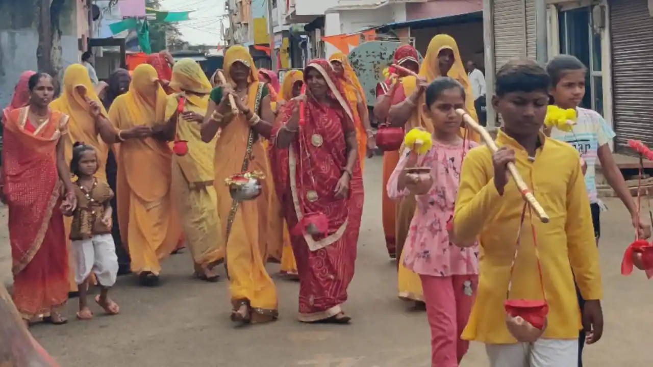 सरवानियां में महिलाओं ने उठाई कांवड़ , यात्रा में बम-बम भोलेनाथ के लगायें जयकारे।