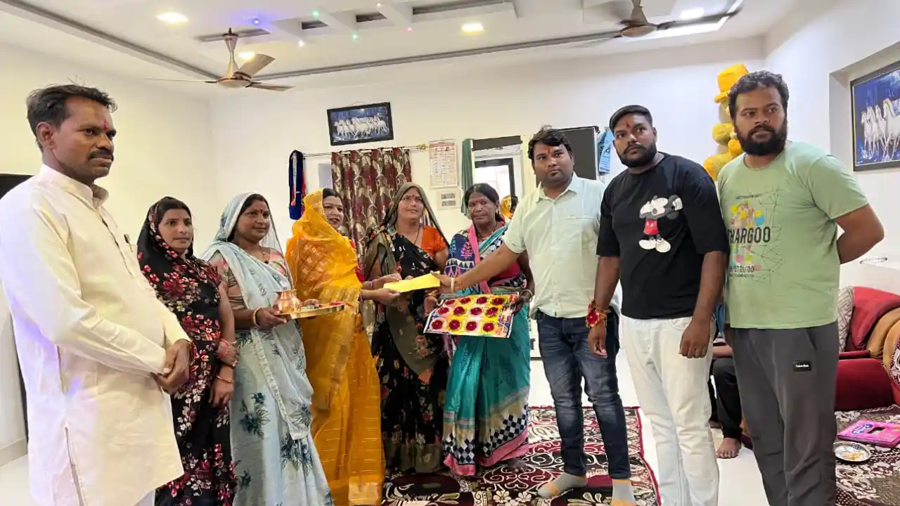 सफाई कर्मचारी महिलाओं ने मुख्यमंत्री व राज्य सफाई कर्मचारी आयोग अध्यक्ष को भेजी रक्षा सूत्र!