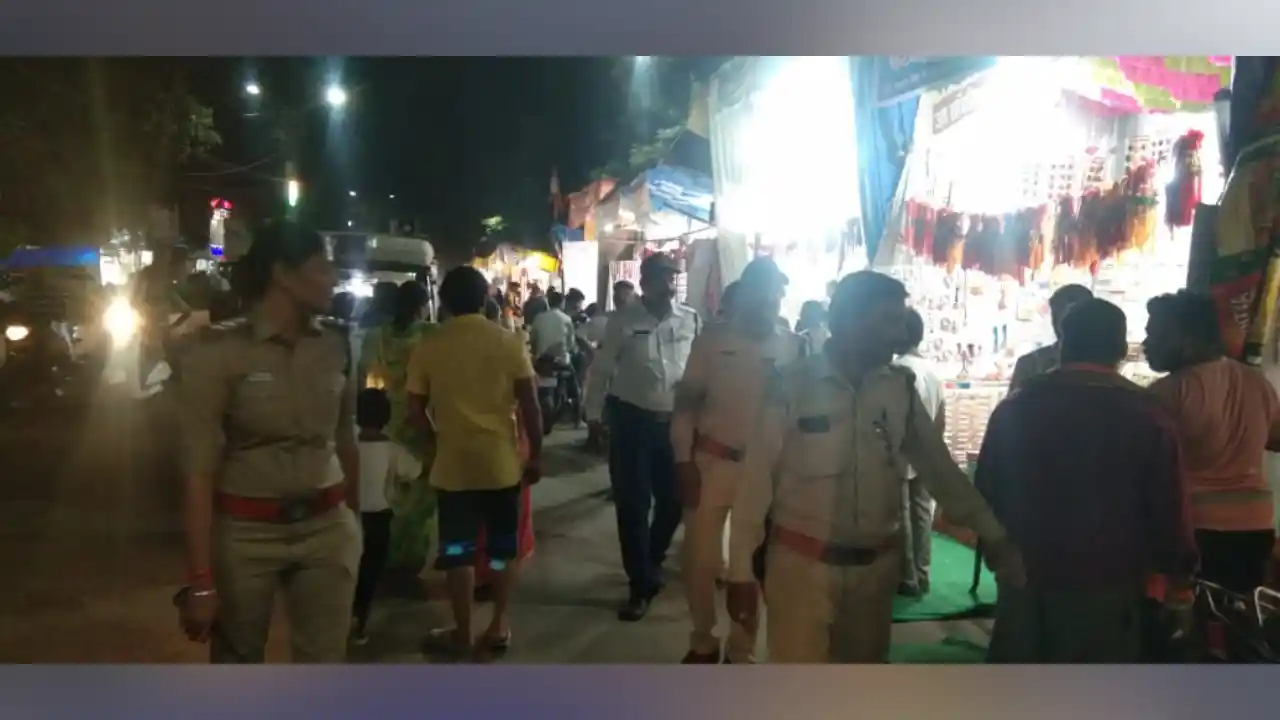 त्यौहारो को देखते हुये यातायात पुलिस अलर्ट, शहर में लगातार पैदल भ्रमण