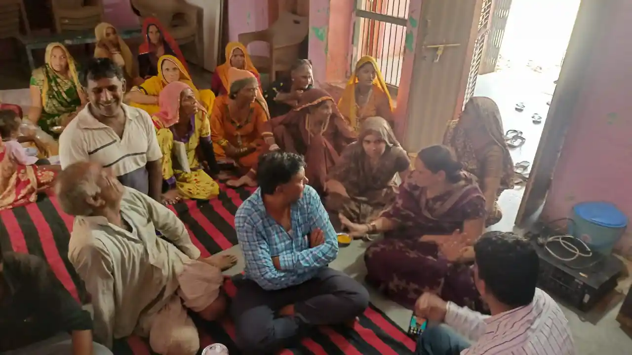 आदर्श ग्राम में हंगामेदार रही ग्राम सभा की बैठक मूलभूत व बुनियादी सुविधाओं को लेकर महिलाओं ने उठाई आवाज