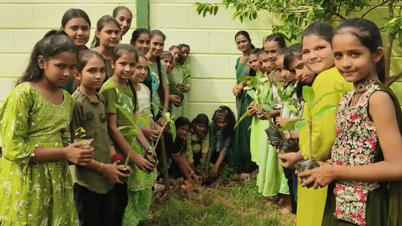 एक्जिअमं एकेडमी हा.से.विद्यालय में मनाया गया ग्रीन-डे, पौधे लगाकर सुरक्षा का लिया संकल्प