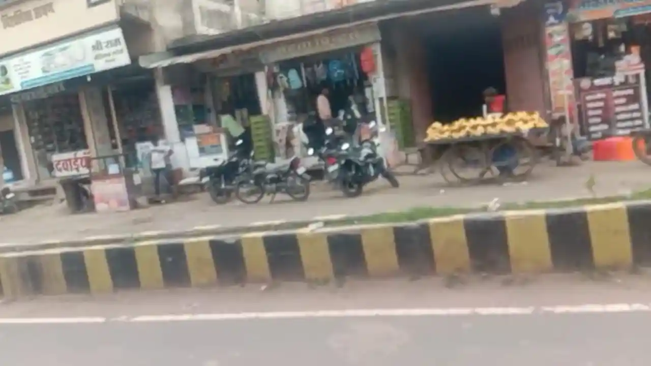 किताबे लेने जा रहे दिव्यांग शिक्षक के साथ बीच रास्ते में घटी दुर्घटना