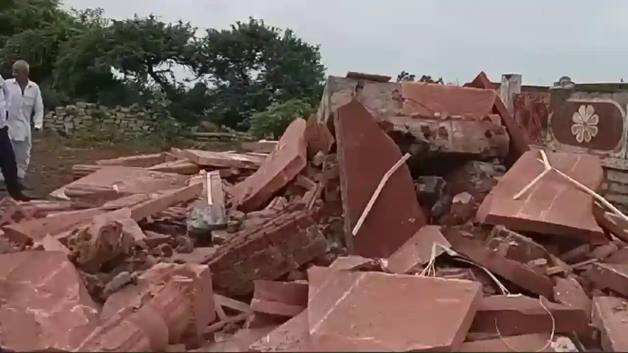 ग्राम खेमपुरा में निर्माणधीन हनुमान मंदिर हुआ धराशाई,ठेकेदार की लापरवाही के चलते हुआ हादसा