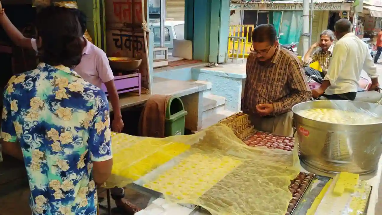 खाद्य सुरक्षा दल ने की संस्थाओं की जांच खाद्य पदार्थों के 10 नमूने लेकर जांच के लिए भेजें