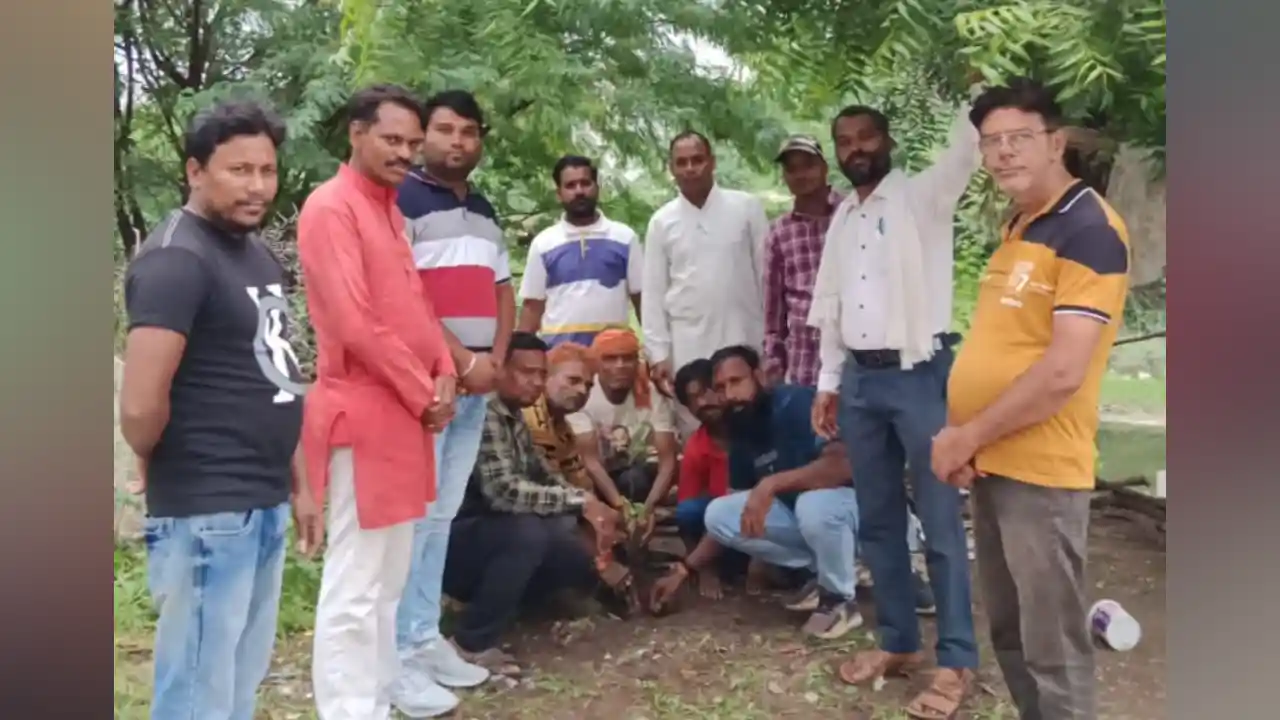कल्याण कमलमय समर्थक समिति द्वारा एक पेड़ मां के नाम वृक्षारोपण कार्यक्रम निरंतर जारी।