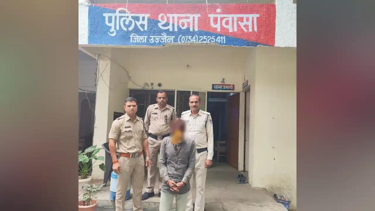 थाना पंवासा पुलिस ने नाबालिक बालिका के साथ घर में घुसकर छेड़छाड़ करने वाले आरोपी को किया गिरफ्तार। दिनांक 31.07.24 को थाना पंवासा पर फरियादीया(नाबालिक बालिका) ने रिपोर्ट किया की उसकी माताजी ने सगाई