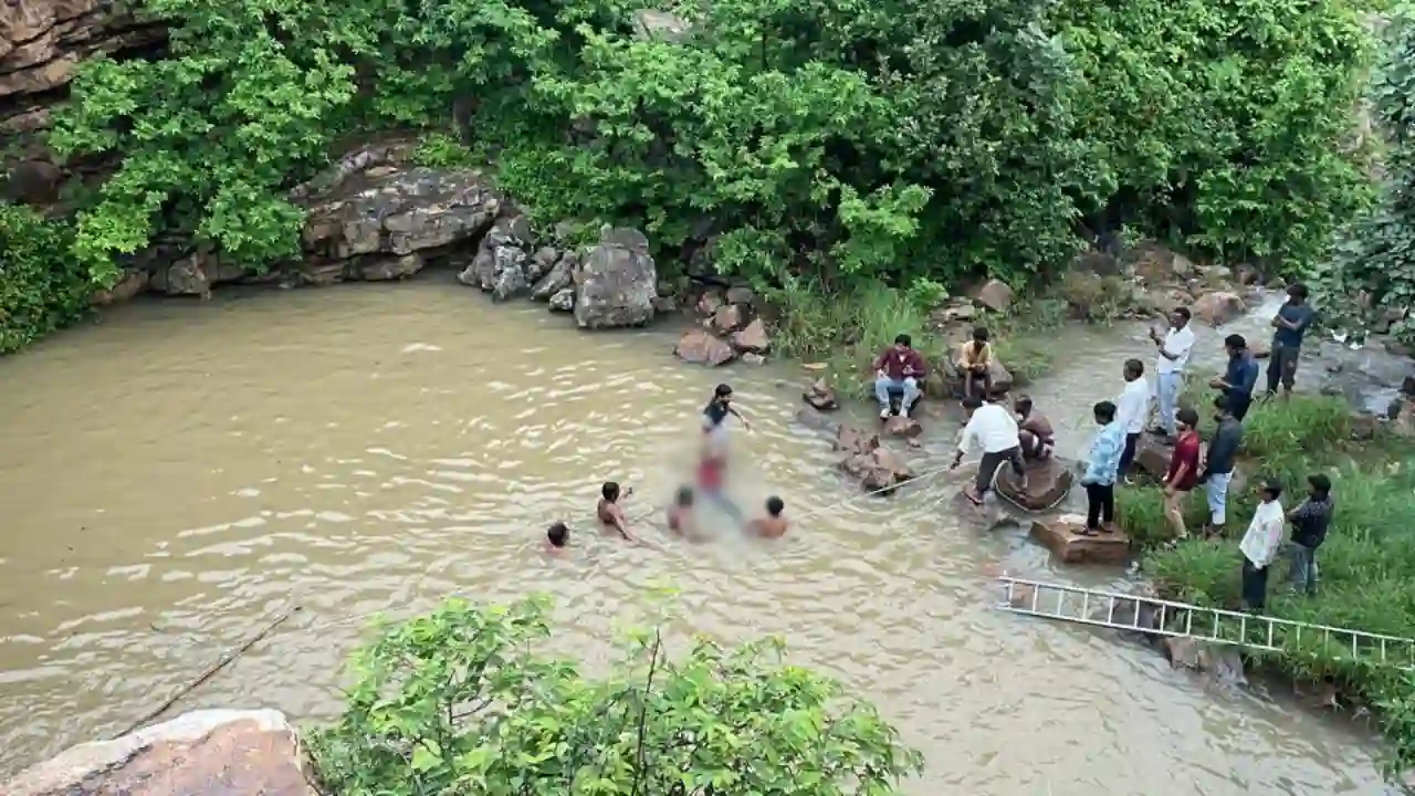 सुखानंद धाम के ऊपर बने सूरजकुंड मे डूबने से हुई एक युवक की मौत