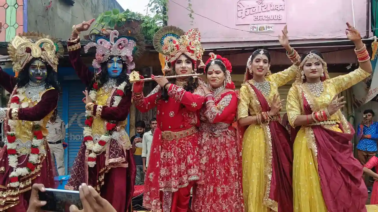 विश्व हिंदू परिषद ने अपने स्थापना दिवस श्रीकृष्ण जन्माष्टमी पर निकाली भव्य शोभायात्रा।