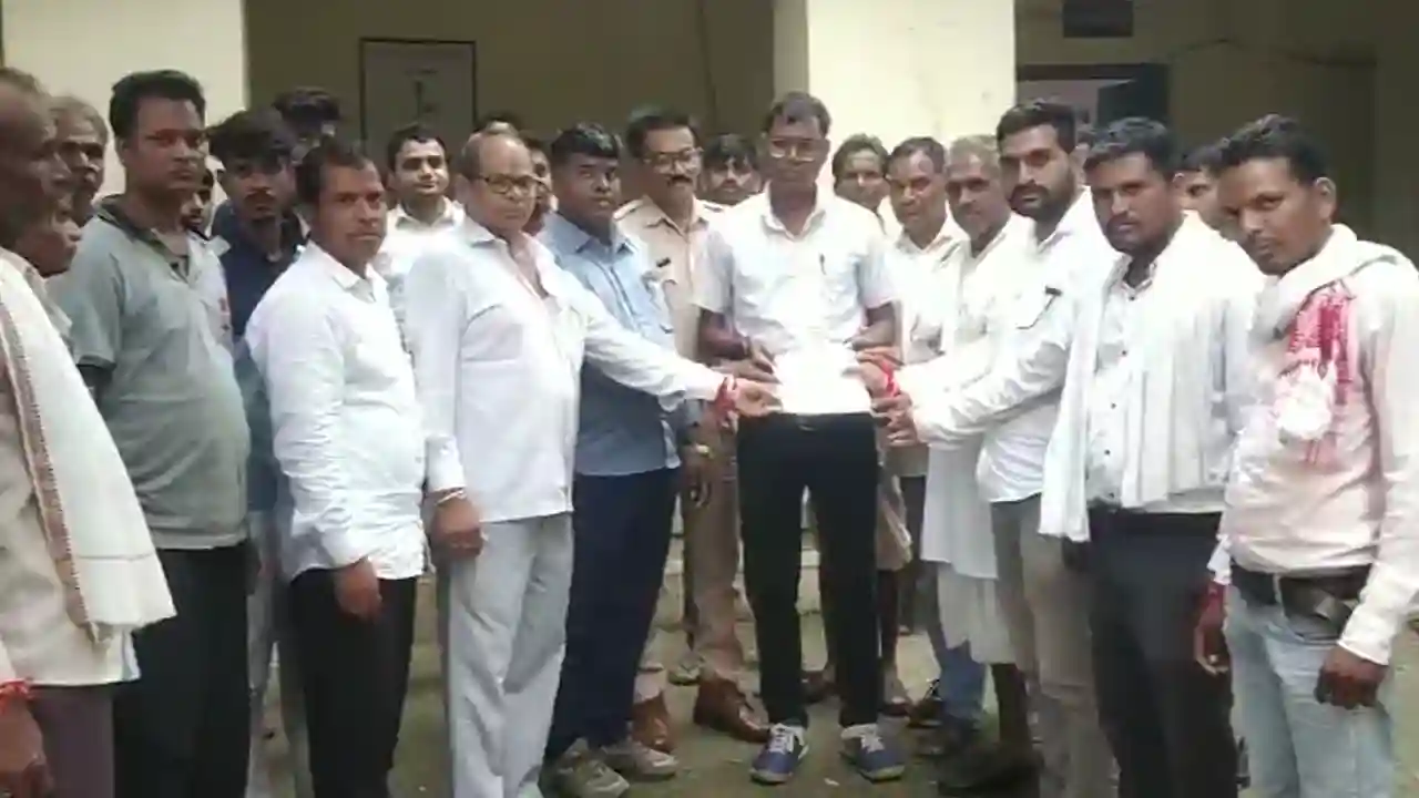प्रतापगढ़ बारावरदा पुलिस चौकी पर जनप्रतिनिधि व ग्रामीणों ने धमोत्तर हिम्मत बुनकर को दिया ज्ञापन