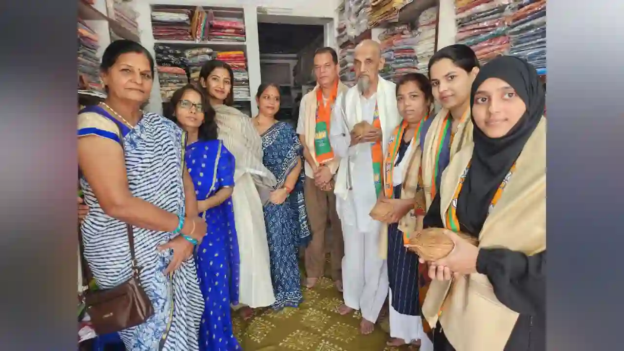 हथकरघा दिवस पर महिला मोर्चा द्वारा किया कारीगरों का सम्मान।