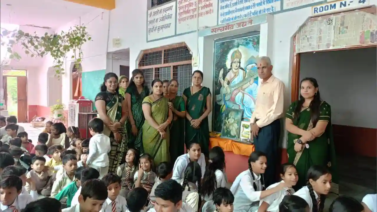 आदर्श शिशु विद्या मंदिर हाई स्कूल सिंगोली में तुलसी जयंती बड़े ही हर्षोल्लास के साथ मनाई गई
