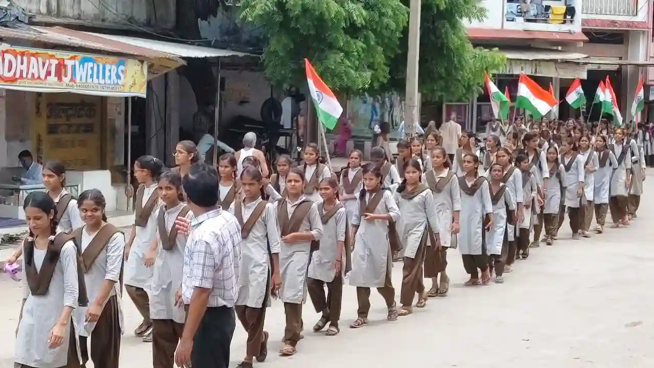 सिंगोली नगर मे निकली तिरंगा रैली शासकीय अशासकीय विद्यालयो के छात्र छात्राओ ने लिया भाग