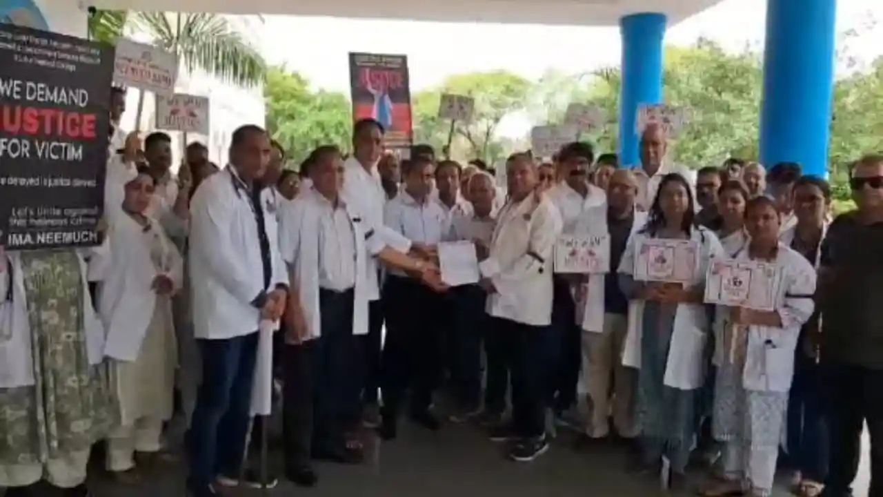 इंडियन मेडिकल एसोसिएशन के चिकित्सको ने की हड़ताल, 24 घंटे तक बंद रहे निजी अस्पताल निकाली रैली सोपा ज्ञापन