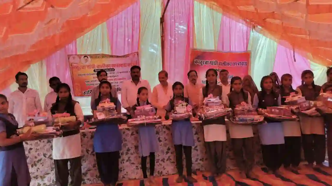कोज्या के कस्तूरबा गाँधी छात्रावास में पूर्व मंत्री विधायक सखलेचा ने की बालिकाओं को सामग्री वितरण एवं पौधारोपण
