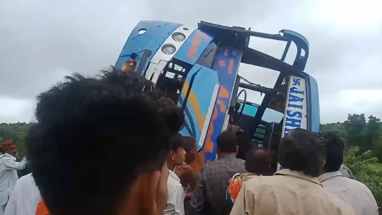 बस के सामने आए घोड़े के कारण बस पलटी, 5 यात्री घायल