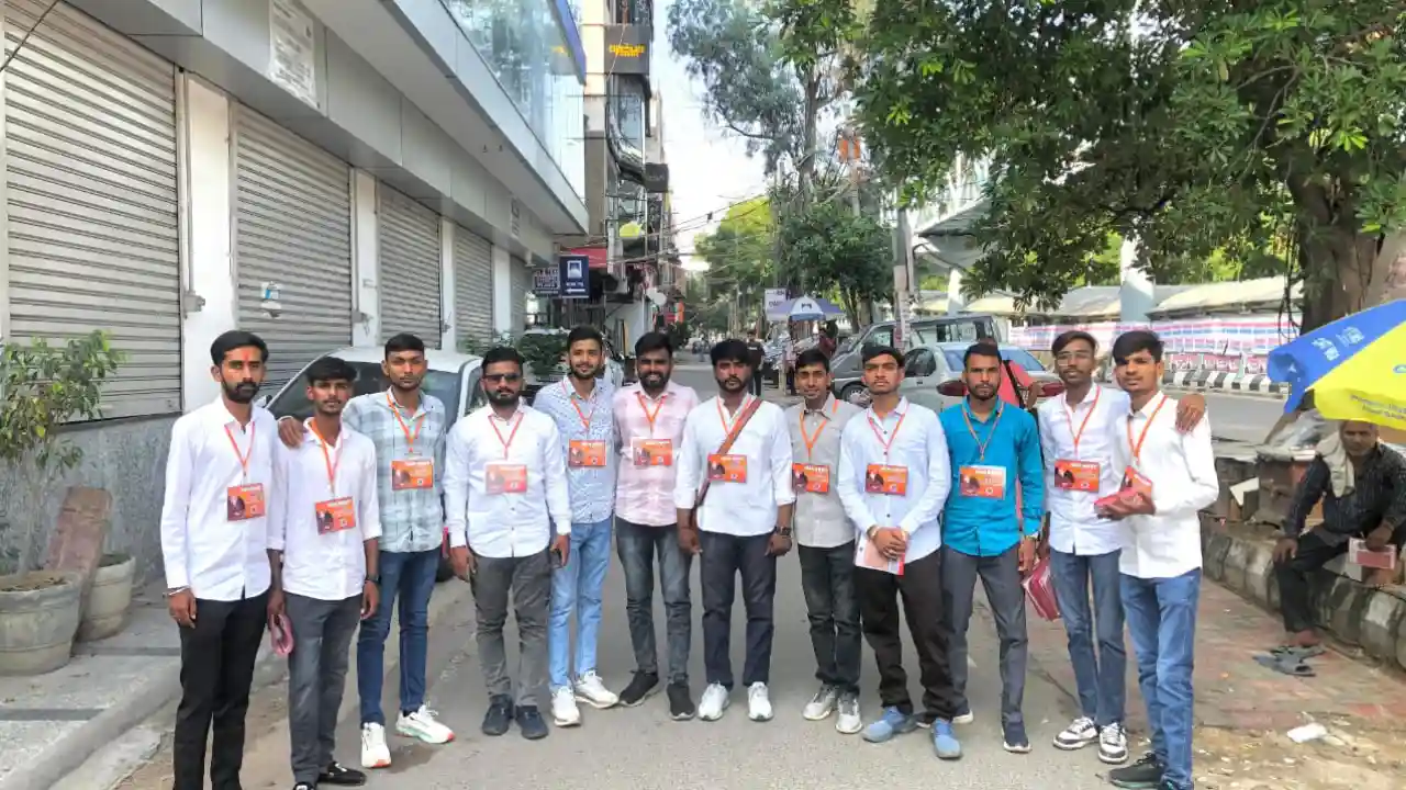 दिल्ली यूनिवर्सिटी छात्रसंघ चुनाव के लिए एबीवीपी कार्यकर्ता दिल्ली के लिए रवाना